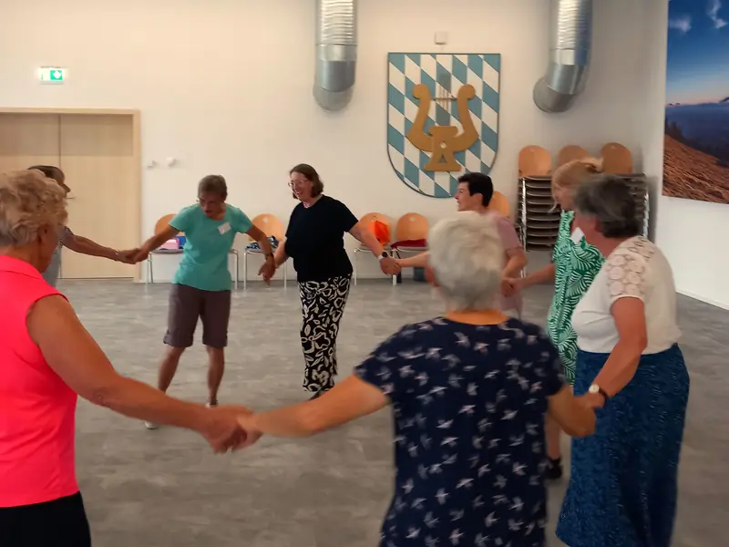 Die Tanzgruppe in Zell hält sich an den Händen, Ruth lacht in der Mitte